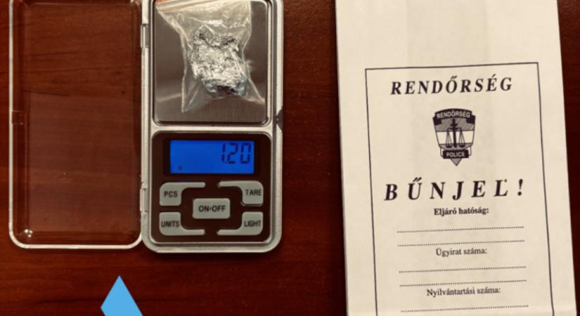 Tiltott szerekkel kereskedett, őrizetbe vették