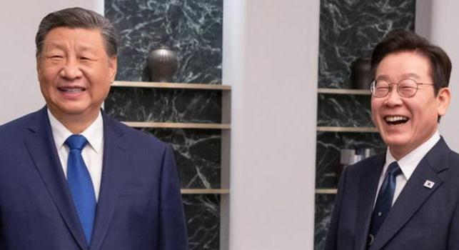 Szürreális pillanat: a kínai elnök a Xiaomi telefonokban lévő „kiskapukkal” tréfálkozott