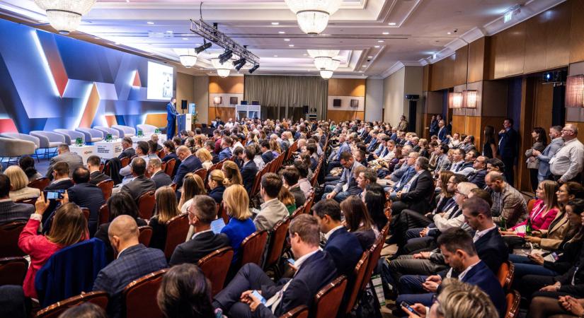 Megszűnő bértitok, dübörgő AI-forradalom, hatékony wellbeing stragégiák  Minden trend egy helyen a szakma csúcstalálkozóján