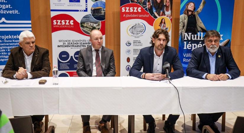 Cégalapításhoz kapott információkat száz fiatal a Szolnoki Szakképzési Centrumban