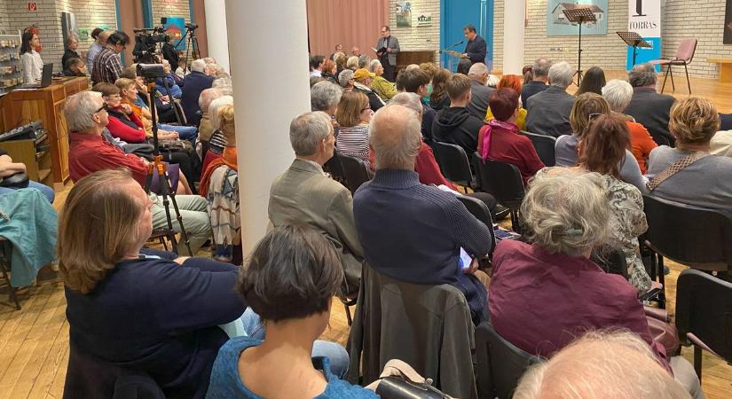 „Feri bácsi, hálásan köszönünk mindent” – így emlékeztek Buda Ferencre Kecskeméten – fotók, videó