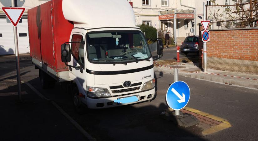 Két autó ütközött Zalaegerszegen, torlódás a helyszínen