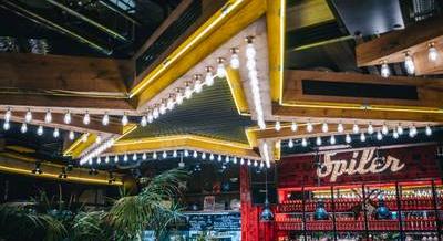 Kézműves burgerekkel, egészséges fogásokkal és könnyed falatkákkal csábít a Spíler Buda új étlapja