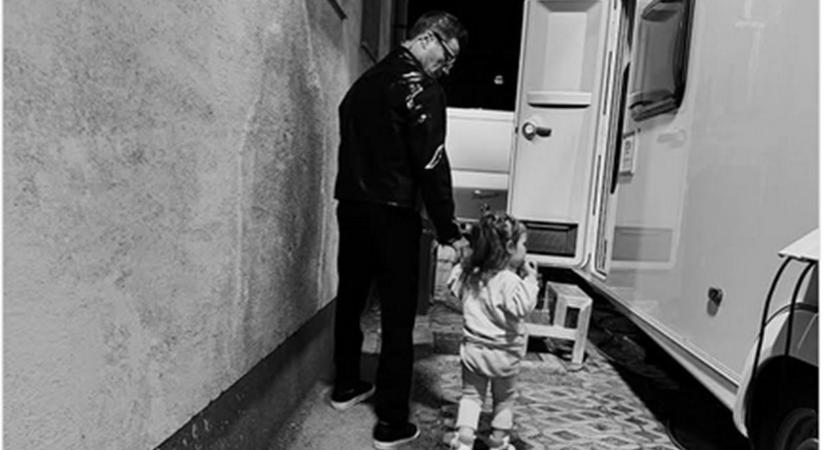 Stohl András kislánya már 3 éves: Bella tüneményes a göndör fürtjeivel