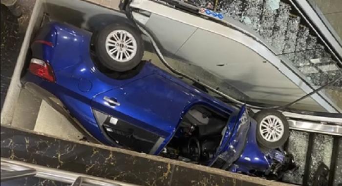 Erre nem lehet felkészülni: plázába hajtott egy autó