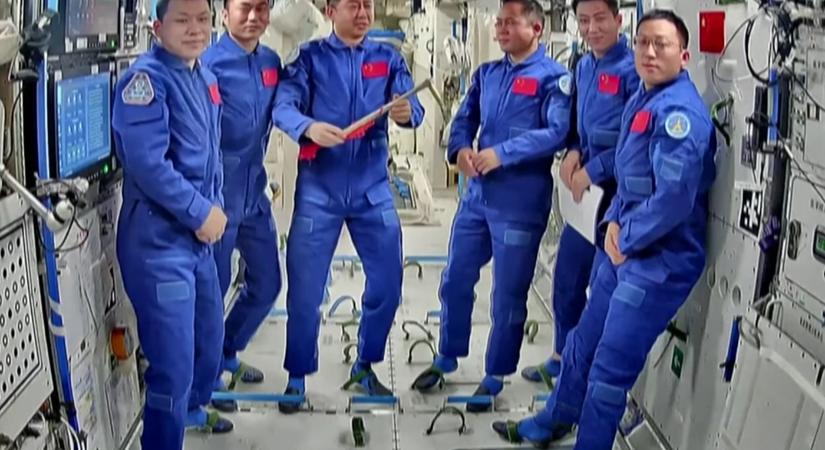 Űrszeméttel ütközött a kínai űrhajó, elhalasztják a legénység visszatérését