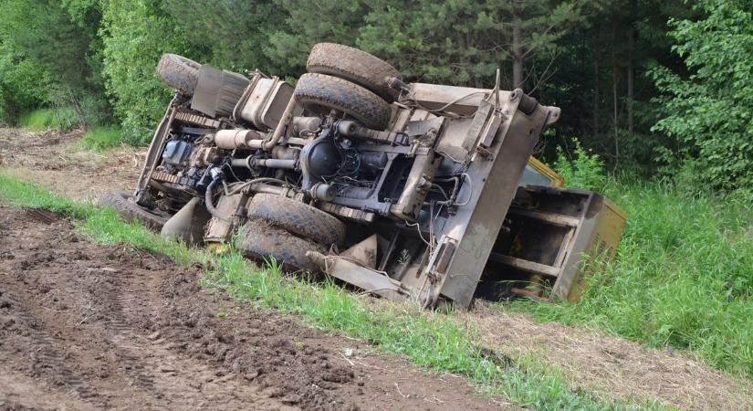 Felborult egy teherautó Lengyeltótinál, egy másik sofőr sem úszta meg