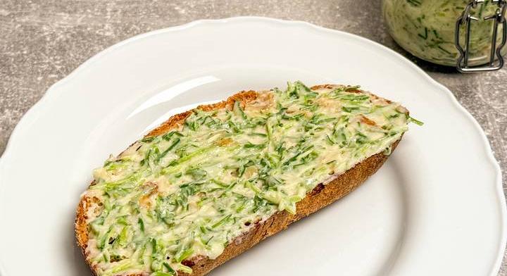 Sült fokhagymás fűszervaj: ropogós pirítóssal az igazi