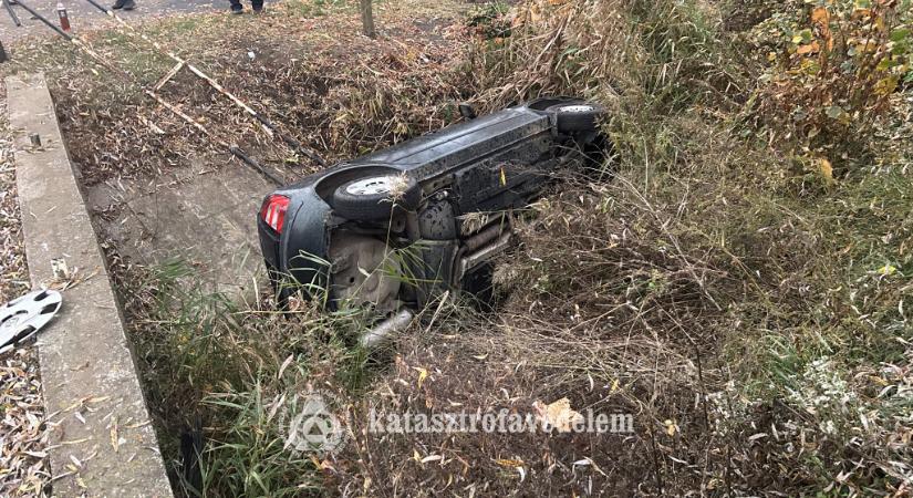 Az árokban kötött ki egy autó Debrecenben