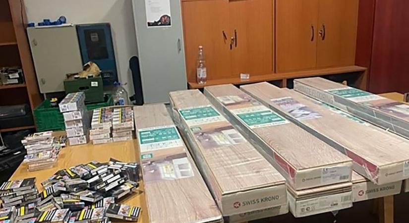 Csempészcigaretta fogás az M1-esen: több milliós tétel lapult a parketták között