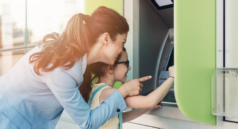 Idén végleges döntés születhet, hogy megduplázzák-e a havi két alkalommal díjmentesen felvehető készpénz összegét