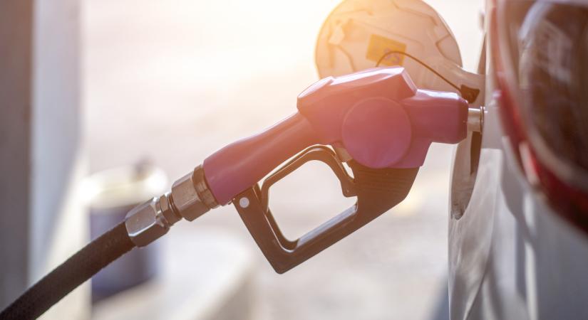 Megjött a döntés: így alakul holnap a benzin ára
