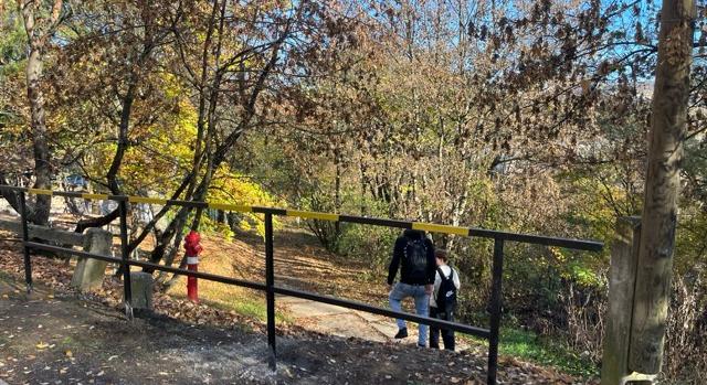 Balesetveszélyre hivatkozva lezárták a Juhász Gyula utcai lépcsősort