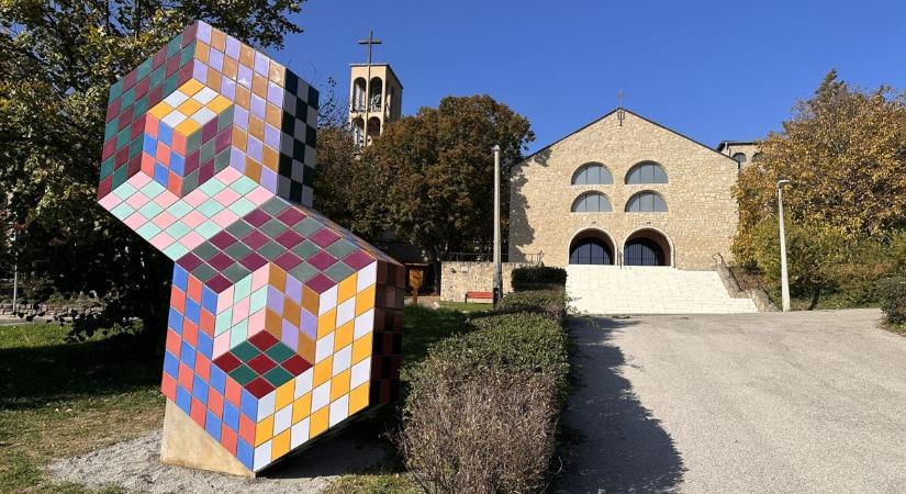 Egy szupersztár miatt kell lakcímkártyát cserélni Pécsen?