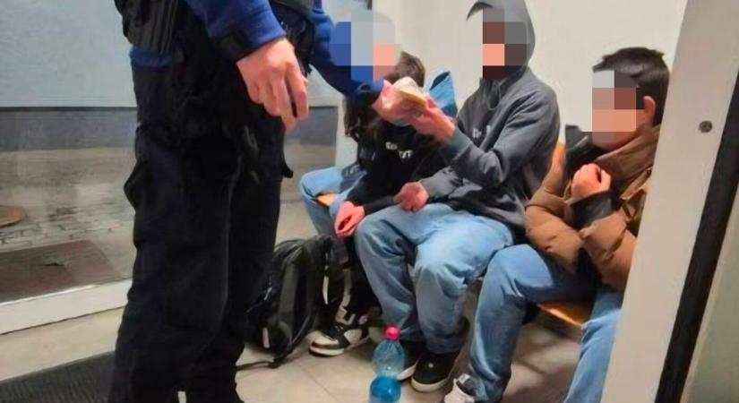 Egy hétig voltak úton – négy gyereket találtak az éjszaka egy vasútállomás várótermében