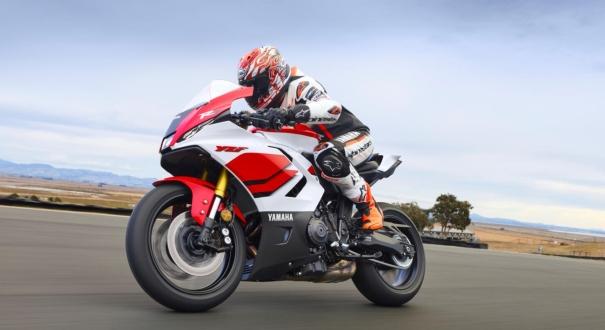 Az R1 technikájával érkezett a vadonatúj Yamaha R7