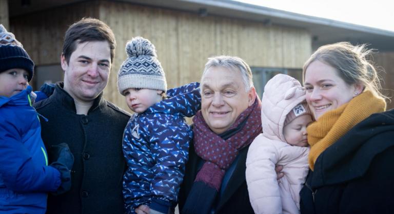 Orbán Viktor emlékeztetett, érkezik a háromgyermekes édesanyák első szja-mentes fizetése