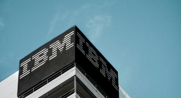 Látványosan rövidíti bérlistáját az IBM