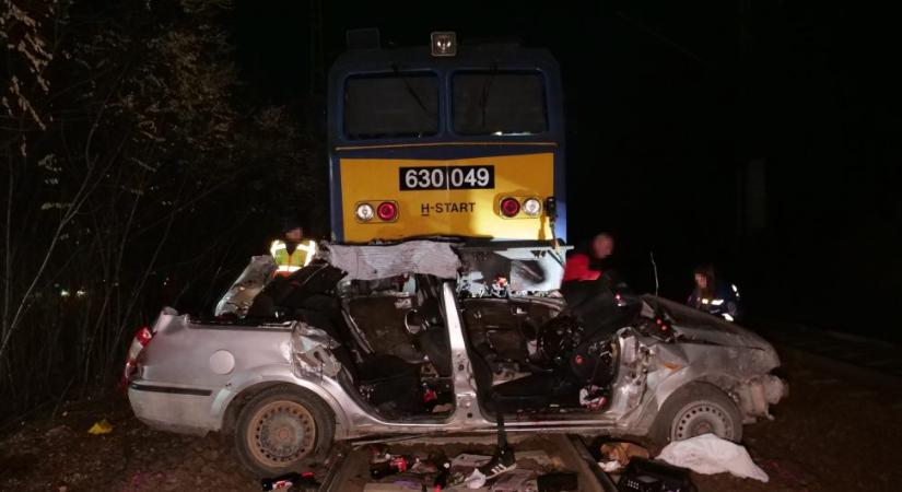 Egy 15 és egy 17 éves fiú, egy 18 éves lány, és egy 24 és egy 30 éves férfi halt meg a szentmártonkátai vonatbalesetben