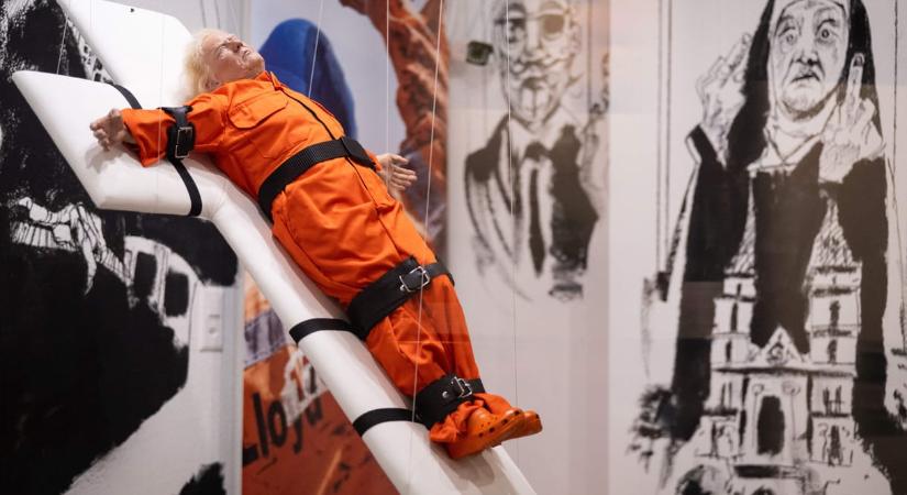 Rabruhás Donald Trumpot feszített keresztre egy brit művész, Bázelben ki is állították