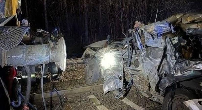 Autóval ütközött a Tokaj IC: öten haltak meg – az autós megkerülhette a sorompót