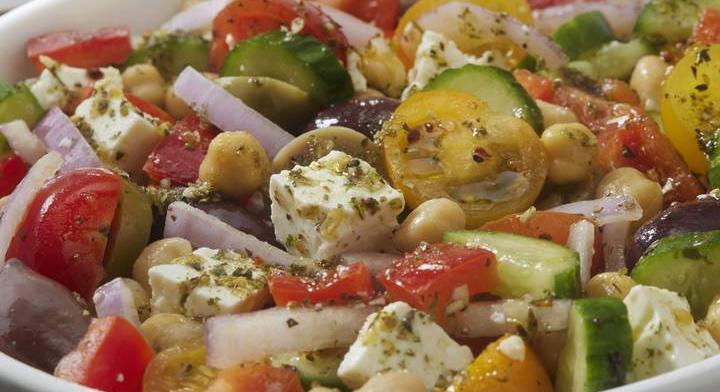 Laktató görögsaláta csicseriborsóval dúsítva: tápláló vacsora is lehet