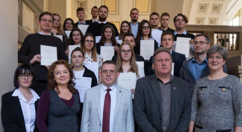 Kiváló tanulmányi eredmény, publikációk és intézeti munka: komoly feltételeknek kellett megfelelnie a Debreceni Egyetem elismert hallgatóinak