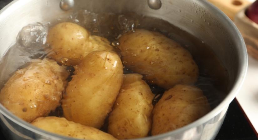 Ha belecsempészed a burgonya főzővizébe ezt a titkos hozzávalót, a főtt krumpli ezerszer finomabb lesz, mint máskor
