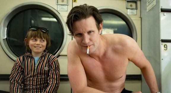 Nick Cave regényének adaptációjában egy szexfüggő apa válaszút elé kerül