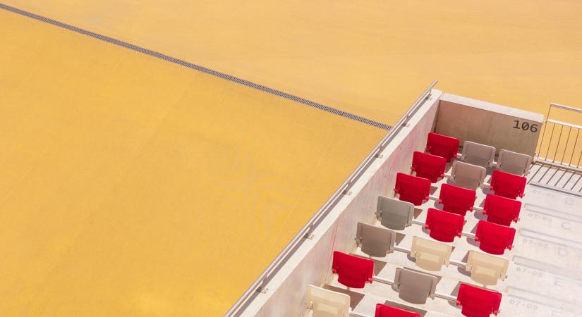 A stadion, mint absztrakt táj  Bolega Niki fotográfus kiállítása a Bäse – Creative Clubhouse-ban