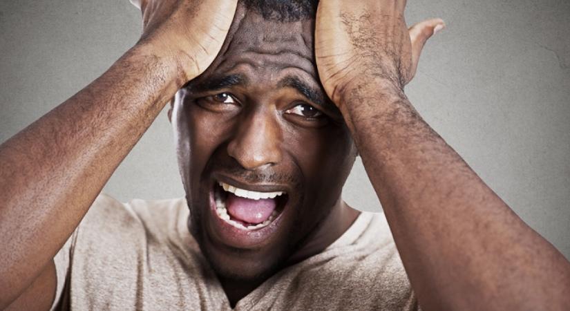 Felesége titkos holmijait böngészte a pasas, kis híján megállt a szíve attól, amit felfedezett köztük