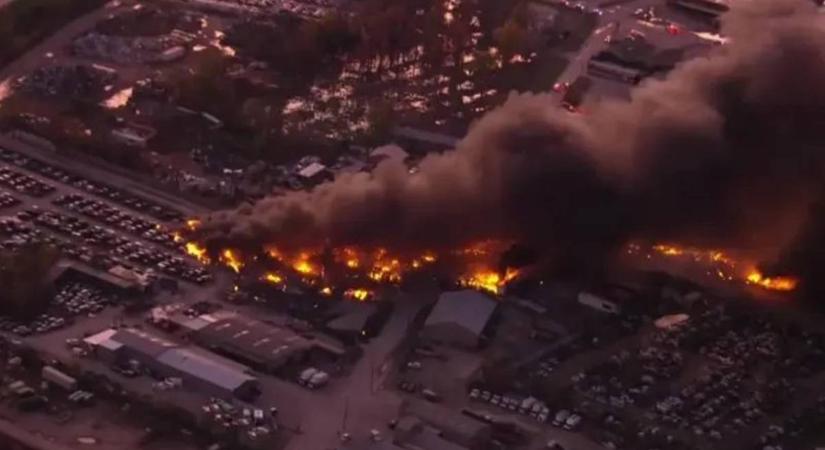 Kőolaj-újrahasznosító üzemre zuhant egy teherszállító repülőgép a Kentuckyban, többen meghaltak