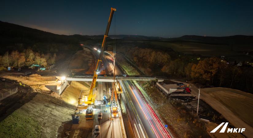 A vártnál egy éjszakai műszakkal hamarabb elkészül az M1-es 44-es kilométernél épülő hídjának beemelése