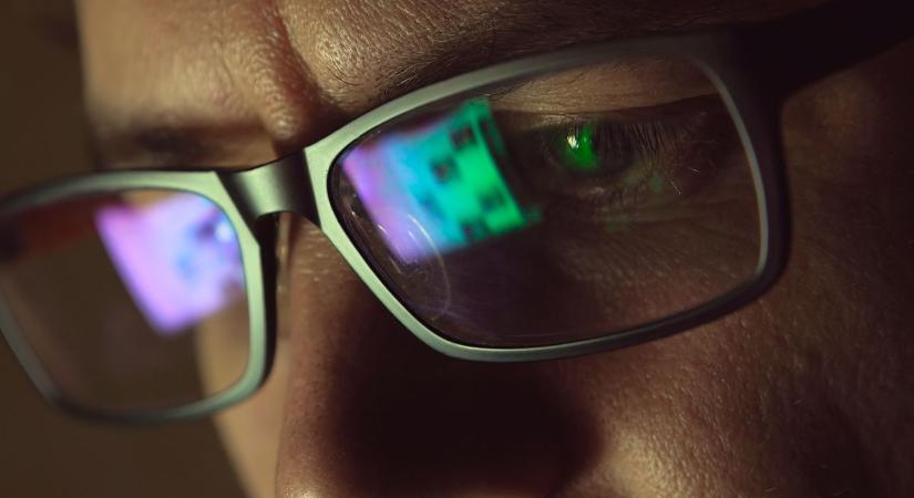 Hat éves kislánya mellett önkielégített, majd többször molesztálta az apa