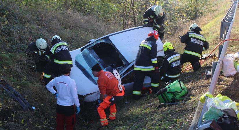 Mentés a roncsból – drámai fotók a perkátai baleset helyszínéről (képgalériával)