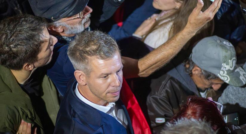 Olyan képet készítettek Magyar Péterről, amely zavarba hoz mindenkit jobb és a bal oldalon is