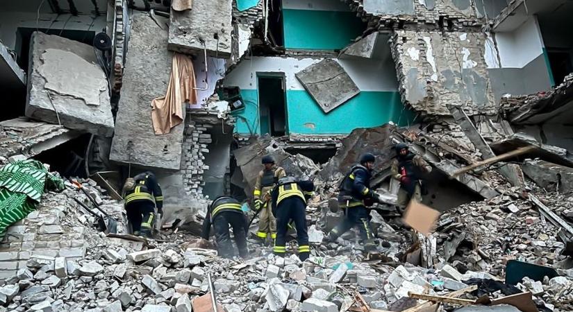 Már csak az önvezető buszok merészkednek utcára Szumiban — három orosz ellentámadást is visszavert az Ukrán Hadsereg, az áram és vízellátás megakadt