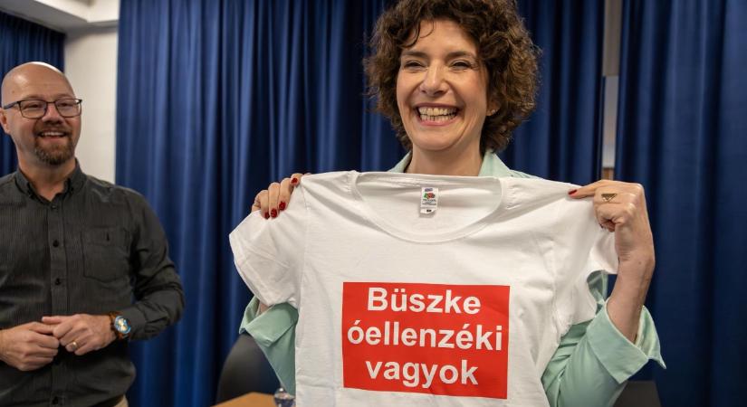 Az országjárás folytatódik Komlón: A „büszke óellenzéki” póló erkölcsi állásfoglalás