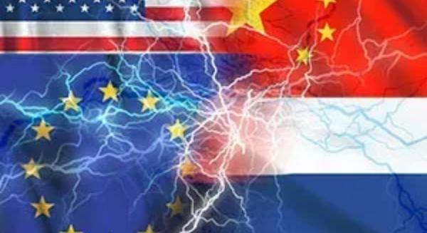 Orbán két szék közt a pad alatt: lehet-e egyszerre barátkozni Trumppal és Kínával?