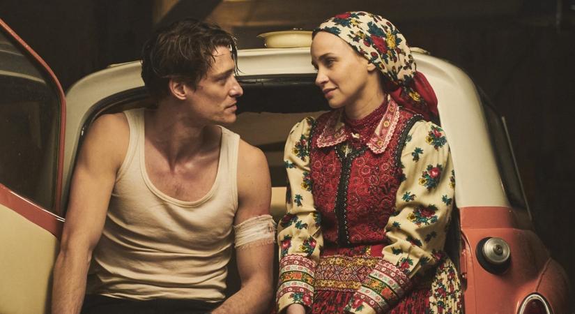 Káel Csaba, a filmügyi kormánybiztos rendezésében érkezik a Magyar menyegző című romantikus film, amely egy megrendezett esküvő körül forog a magyar vidéken, és sejtjük, ennek mi lesz a vége