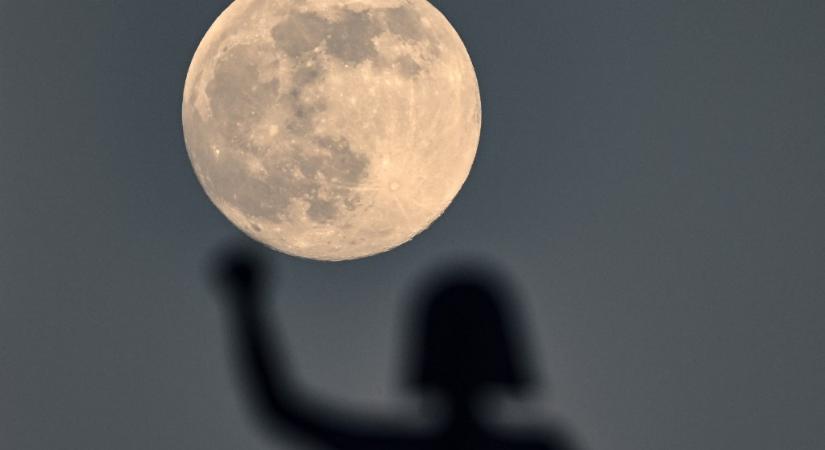 Megérkeztek az első képek a Hód Holdról: elképesztő látvány az év legfényesebb égi jelensége – ekkor látható Magyarországról is