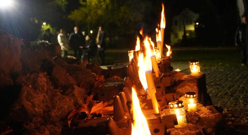 Gyertyagyújtással emlékeztek Szolnokon az 1956-os forradalom áldozataira