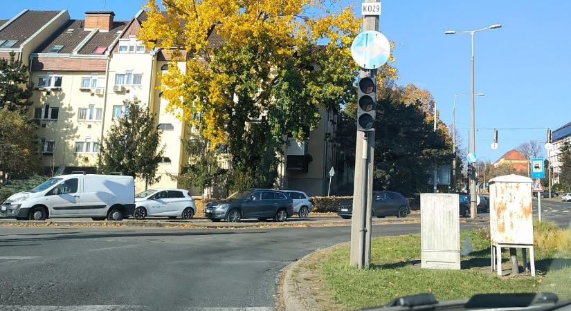 Sok autós bosszankodhat – leálltak a jelzőlámpák Eger több pontján