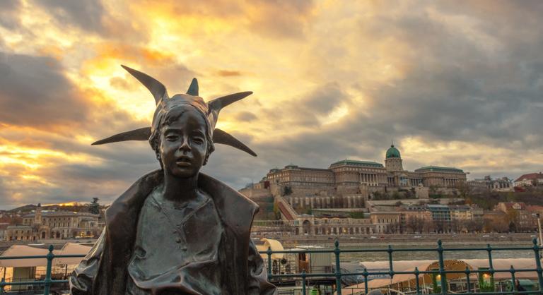 Csodagyerek, egy kovács fia, és királylányt adott Magyarországnak