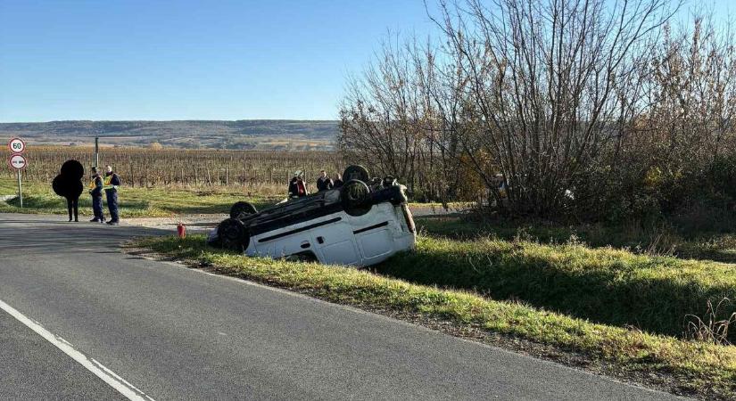 Vadgázolás, kisteherautó az árokban: balesetekkel indult a nap Somogyban