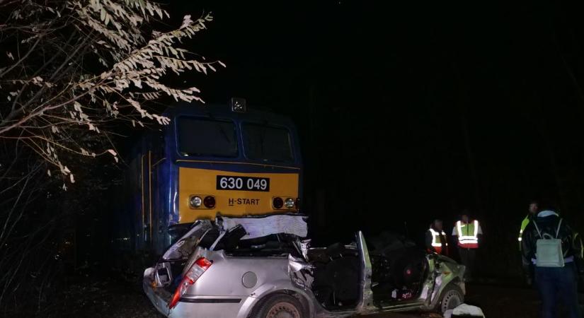 Újabb részletek: fiatal fiú vezette a vonat elé hajtó kocsit Szentmártonkátánál