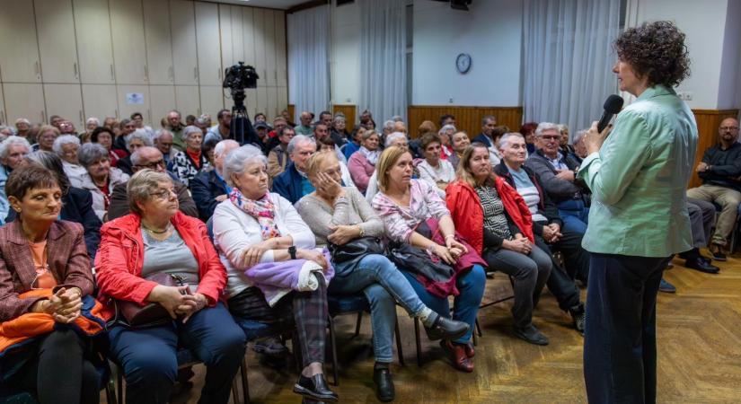 Országjárás pécsi állomása: rengetegen vágynak arra, hogy meghallgassák a problémáikat