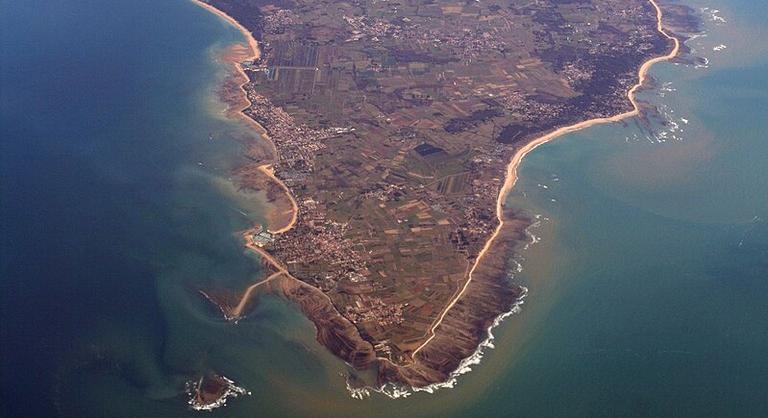 Tömegbe hajtott egy autó Franciaországban, tíz ember megsérült