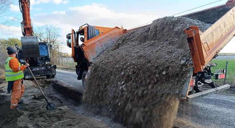 Ezt már nagyon várta mindenki: megindult a nagy útfelújítás a kritikus szakaszon – fotók, videó