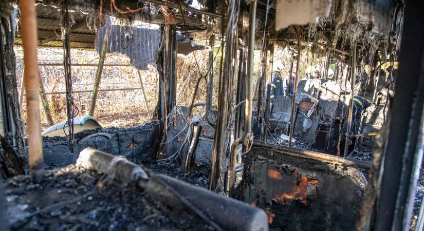 Ausztriából érkezett, egyedi kialakítású busz égett ki Miskolcon – még nem látott fotók és videók a helyszínről